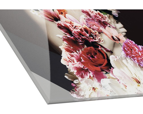 Gros plan d''une décoration murale avec motif floral