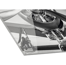Schwarzweiß-Fotografie eines Flugzeugs mit Fahrwerk und Propeller