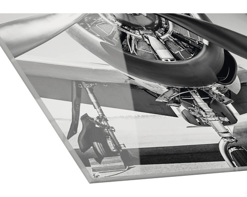 Photographie en noir et blanc d''un avion avec train d''atterrissage et hélice