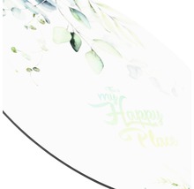 Gros plan d''un plateau de table avec des feuilles d''eucalyptus et l''inscription : This is my happy place.