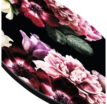 Gros plan d''une table avec un motif floral