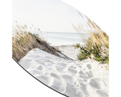 Gros plan d''une plage avec du sable, de l''herbe et la mer