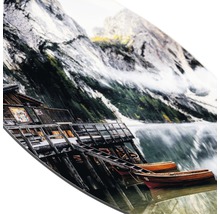 Image murale décorative avec paysage de lac de montagne, bateaux et chalet de montagne.