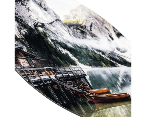 Image murale décorative avec paysage de lac de montagne, bateaux et chalet de montagne.