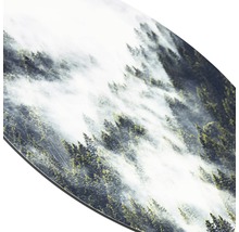 Gros plan sur une surface de snowboard avec un motif de forêt