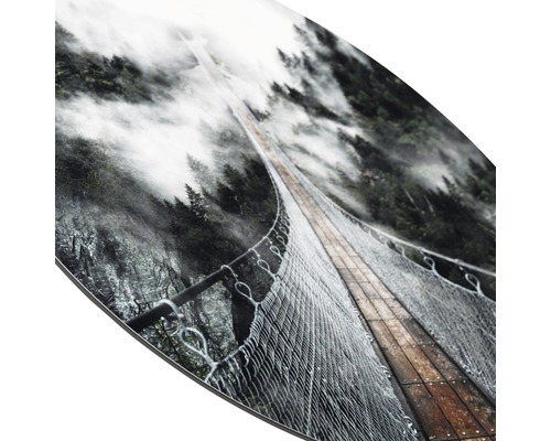 Nahaufnahme einer Wanddekoration mit dem Motiv einer Hängebrücke im Wald