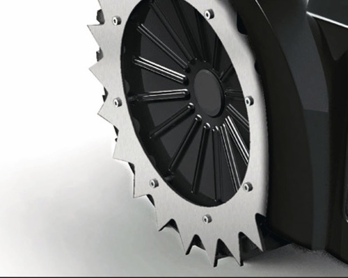 Gros plan sur une roue de robot tondeuse avec un profil dentelé