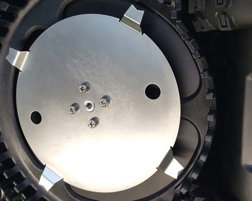 Messer eines Rasenmähroboters