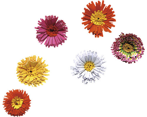 Fleurs décoratives en papier de différentes couleurs