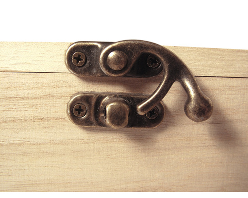 Vue détaillée d''une serrure de coffre sur un coffre en bois