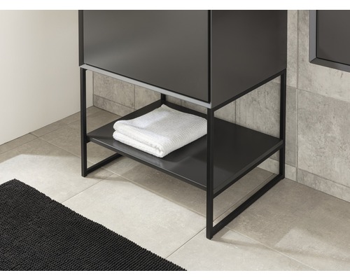 Detailansicht eines Waschbeckenunterschranks mit Handtuchablage und einem gefalteten weißen Handtuch