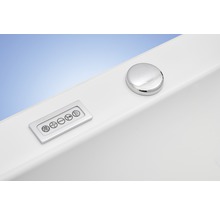 Detailansicht eines Bedienfelds und eines Drehknopfes an einer Badewanne