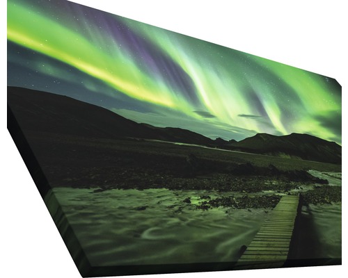 Leinwandbild mit Nordlichtern über einer Berglandschaft und einem Holzsteg