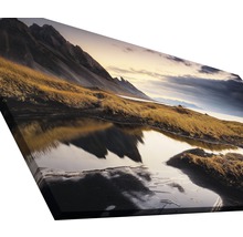 Leinwandbild mit Berglandschaft und Wasserreflexion