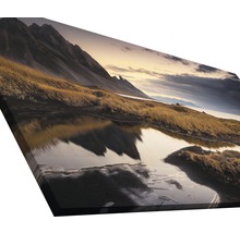 Leinwanddruck mit Berglandschaft und Wasserreflektion