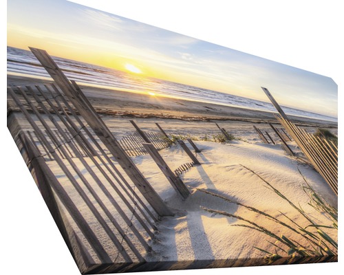 Tableau sur toile représentant une scène de plage, de mer et de lever de soleil derrière une clôture en bois.