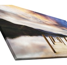 Leinwanddruck mit Landschaftsmotiv: See, Berge und Steg