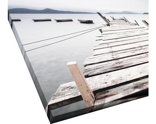 Leinwandbild eines Sees mit einem alten Holzsteg und einigen Booten.