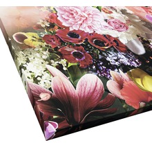 Nahaufnahme einer Leinwand mit Blumenmotiv