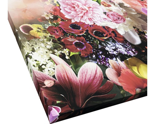 Gros plan d''une toile avec un motif floral