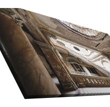 Fotografie eines Innenraums mit Säulen und Fenstern im alten Stil
