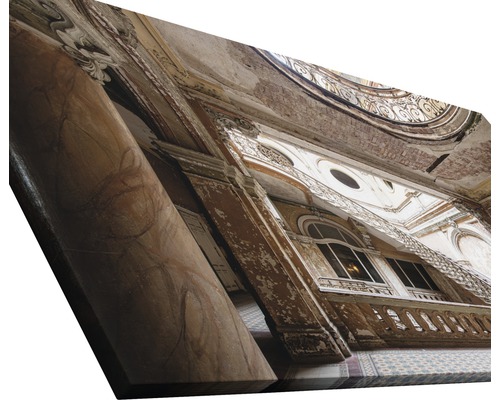 Photographie d''un intérieur avec des colonnes et des fenêtres de style ancien