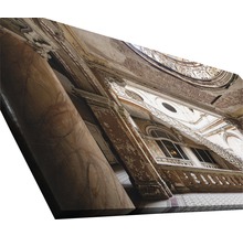 Ansicht eines Innenraums mit Säulen und Fensterreihen in einem renovierungsbedürftigen Gebäude.