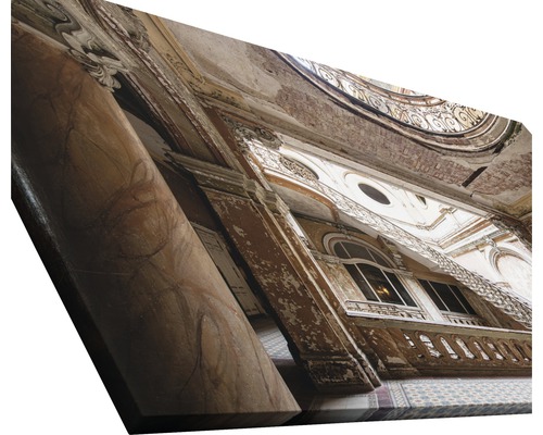 Vue d''un intérieur avec des colonnes et des rangées de fenêtres dans un bâtiment à rénover.