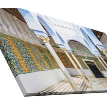 Image sur toile représentant une scène de cour avec des colonnes et un mur orné