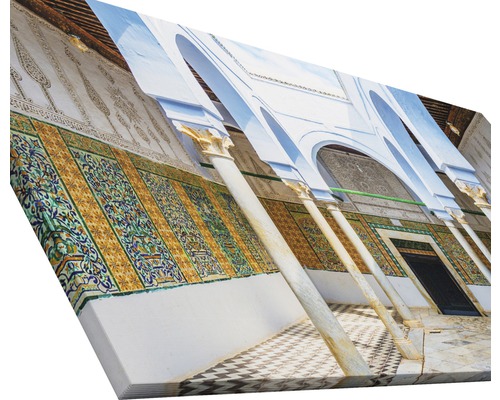 Image sur toile représentant une scène de cour avec des colonnes et un mur orné