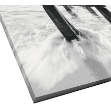 Schwarz-weißes Leinwandbild mit Wellen und Steg