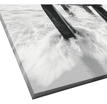 Leinwanddruck mit einer Schwarzweißaufnahme einer Seebrücke im Wasser