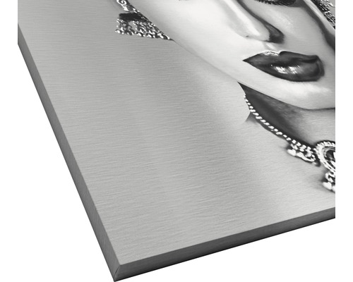 Nahaufnahme eines Leinwandbildes mit einem Schwarz-Weiß-Porträt einer Frau mit Schmuck
