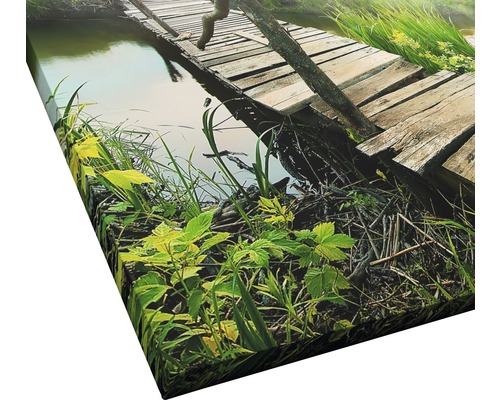 Dekorative Leinwand mit einem Steg über einen Bach