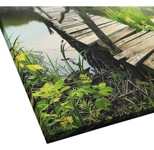 Image sur toile d''un pont en bois enjambant un ruisseau dans un paysage verdoyant