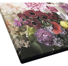 Gros plan d''une toile avec un motif floral