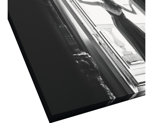 Leinwandbild mit einer Frau in einem Kleid vor einem Fenster