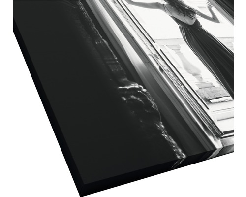 Schwarz-Weiß-Fotografie einer Frau am Fenster als Leinwanddruck