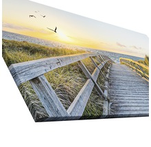 Tableau sur toile représentant une passerelle en bois menant à la plage au coucher du soleil