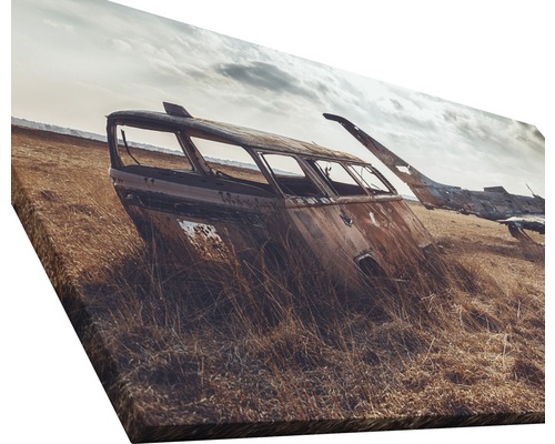 Impression sur toile représentant une épave de voiture rouillée dans un champ.
