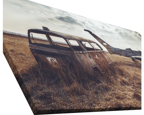 Tableau sur toile représentant l''épave d''un bus rouillé dans un champ.