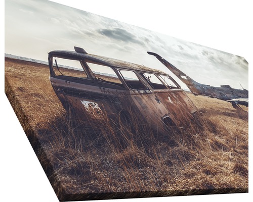 Impression sur toile représentant une épave de voiture rouillée dans un champ