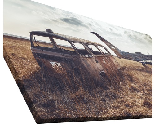 Impression sur toile représentant une scène de véhicules rouillés abandonnés dans un champ.