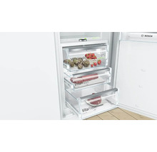 Réfrigérateur ouvert avec tiroirs VitaFresh pour conserver les aliments et les légumes. Logo Bosch.