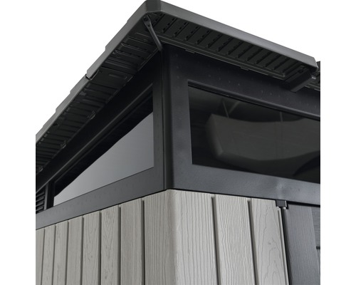 Detailansicht eines Gerätehauses mit Fenster und Dach