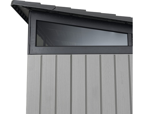 Detailansicht eines Gerätehauses mit Fenster und Holzverkleidung