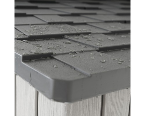 Nahaufnahme der Dachschindeln einer Gerätebox mit Wassertropfen