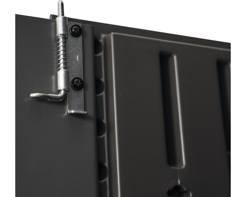 Detailaufnahme eines Schlosses mit Federriegel an einem Gartenschrank