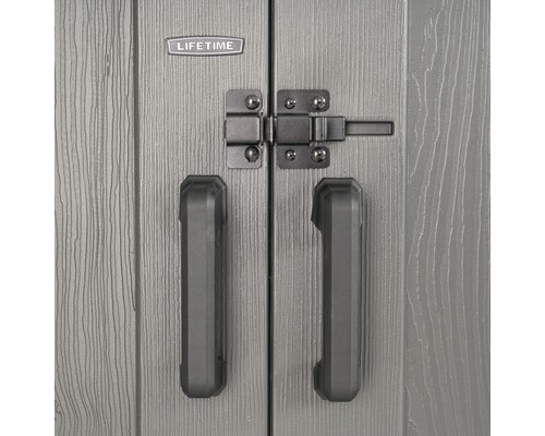 Detailansicht einer Gartenschranktür mit Griff und Riegel sowie Lifetime Logo