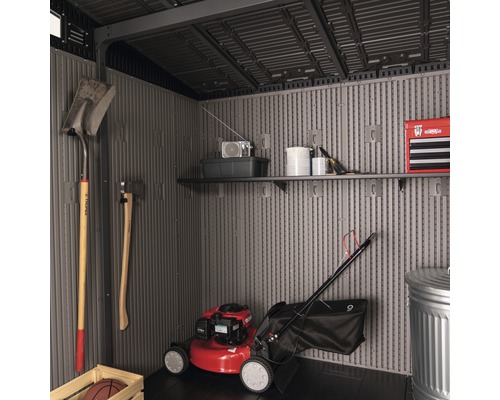 Organisierter Geräteschuppen mit Gartengeräten und Werkzeugen